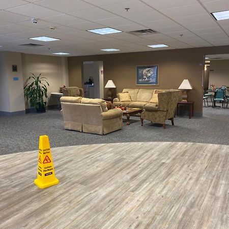 Collins Inn & Suites Екстериор снимка