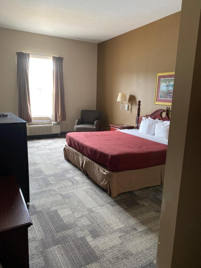 Collins Inn & Suites Екстериор снимка