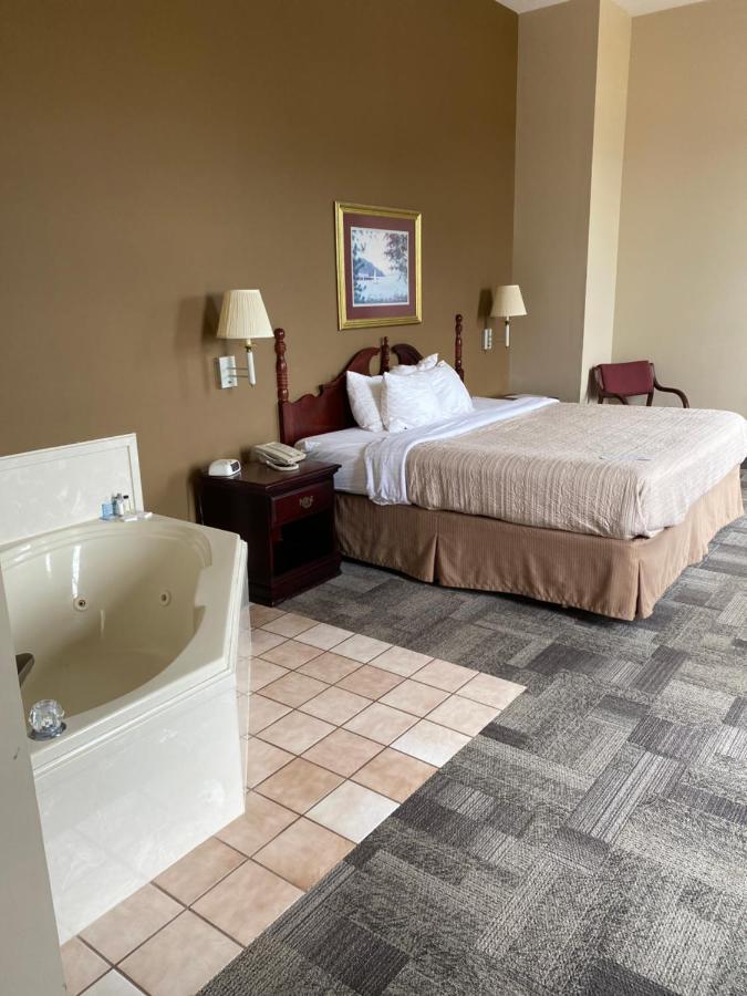 Collins Inn & Suites Екстериор снимка