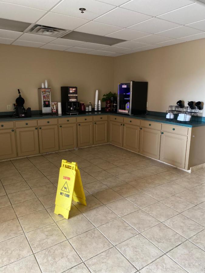 Collins Inn & Suites Екстериор снимка
