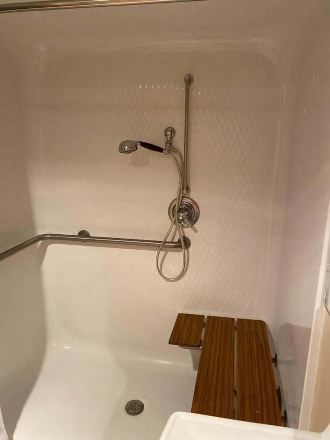 Collins Inn & Suites Екстериор снимка