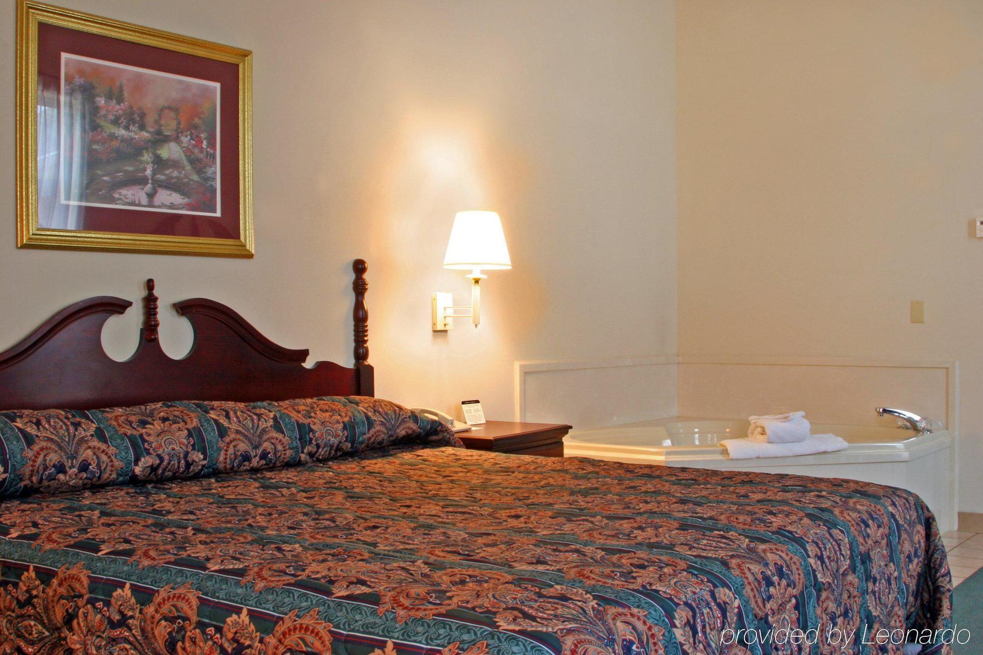 Collins Inn & Suites Стая снимка